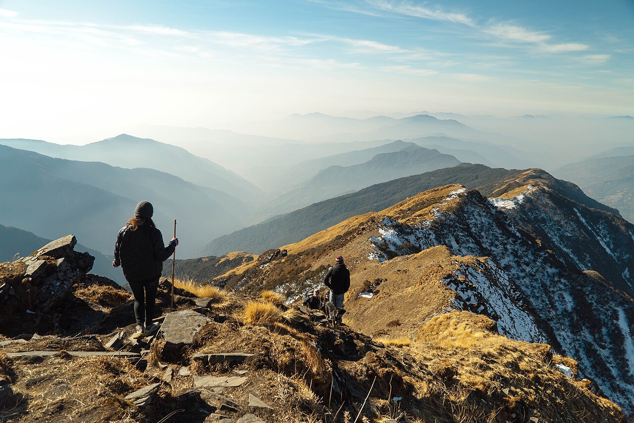 Escursionisti su un crinale di montagna