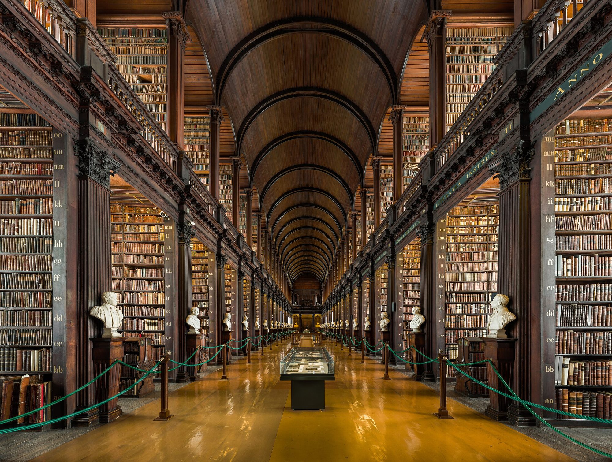 La Long Room della biblioteca del Trinity College di Dublino