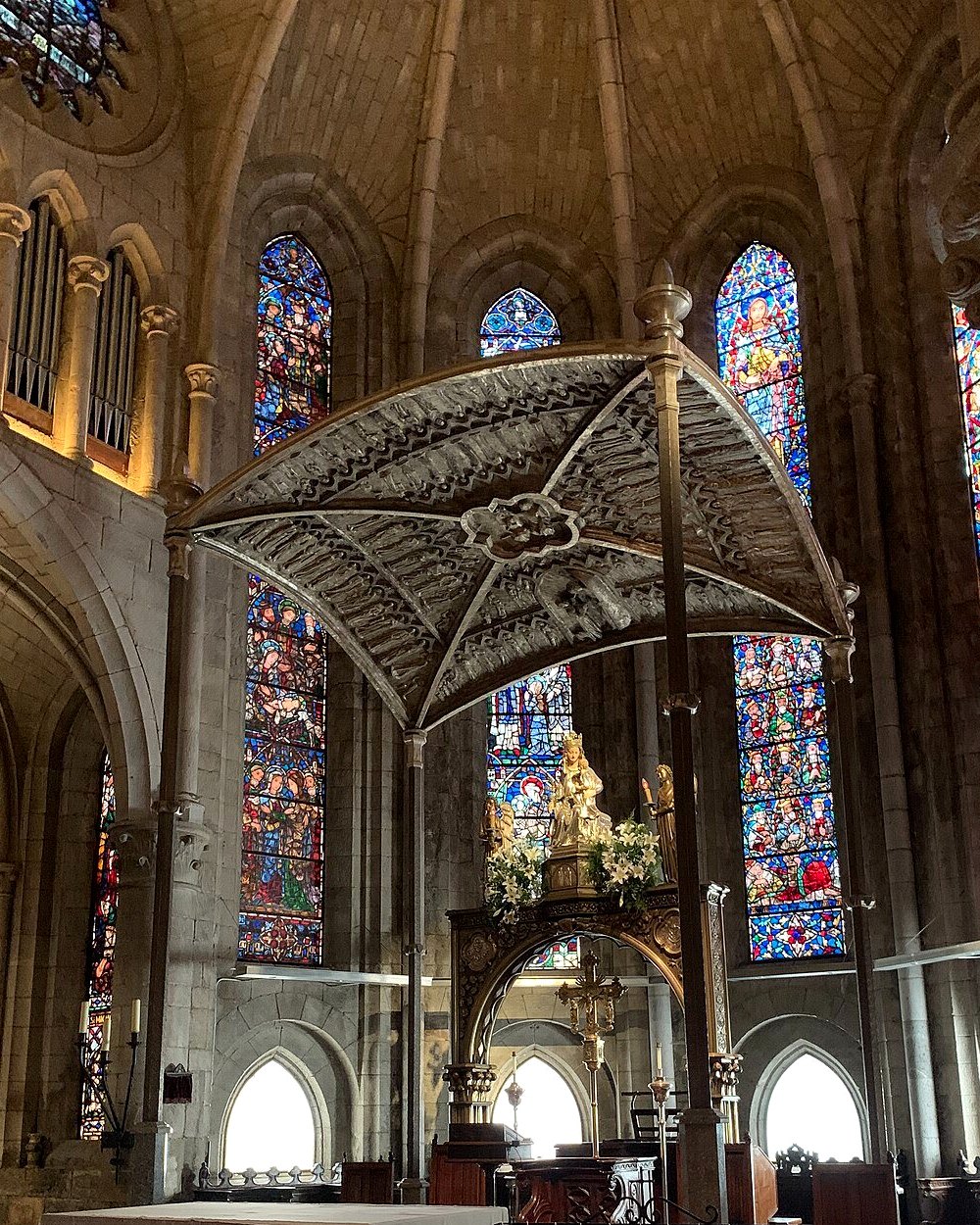 Baldacchino in argento sull’altare maggiore e la Vergine di Roncisvalle, con vetrate in stile medievale