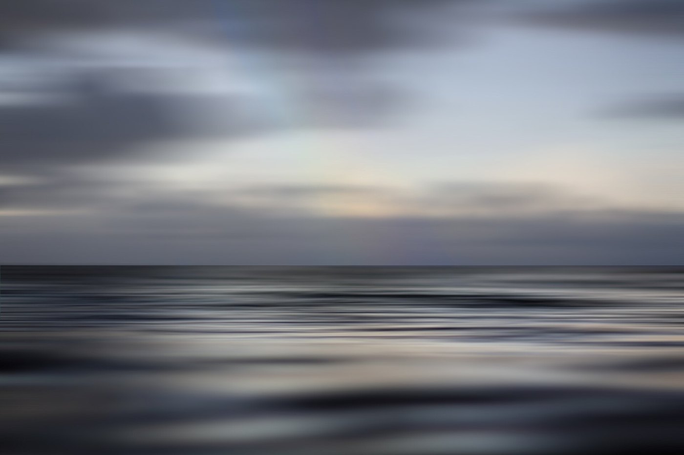 Mare calmo all’orizzonte