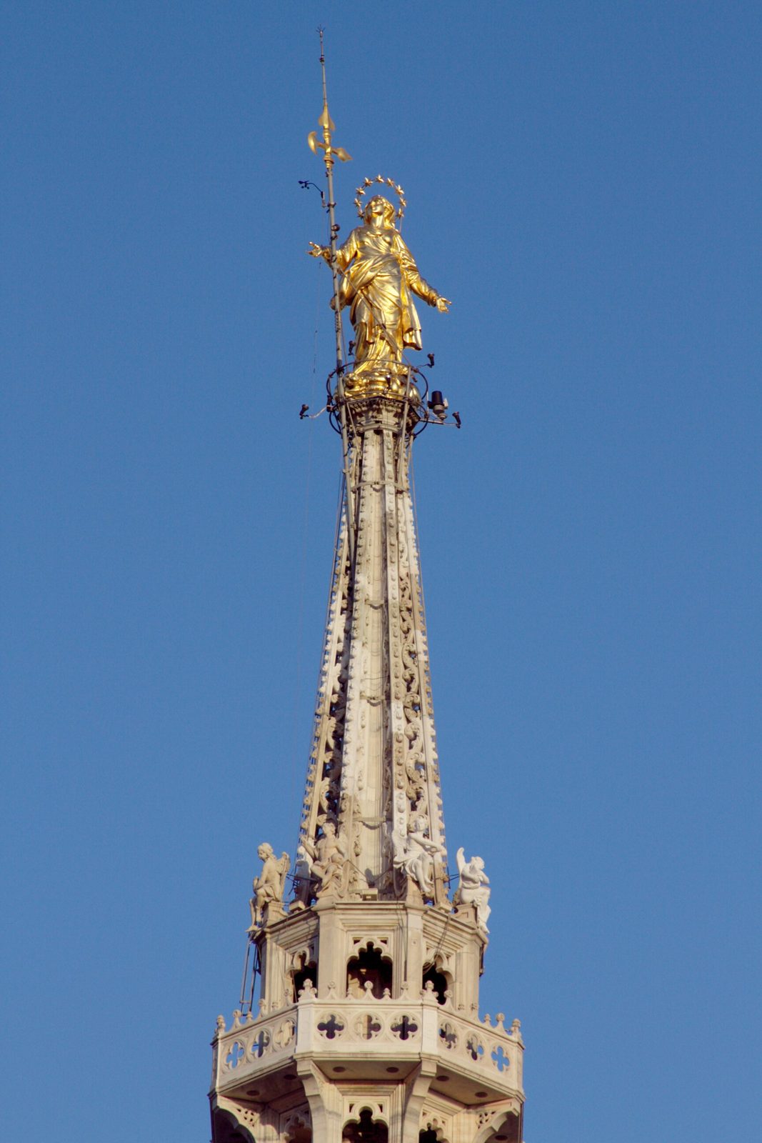 La Madonnina sulla guglia maggiore del Duomo di Milano