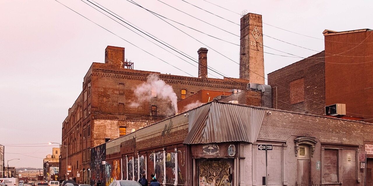Edifici industriali in mattoni con una ciminiera